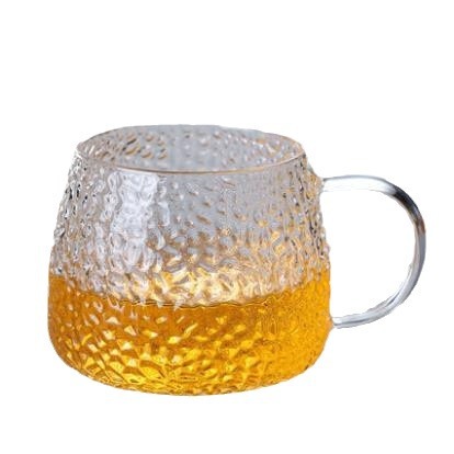 ハンマーのガラスのコップはお茶を入れるコップを持っています。|undefined
