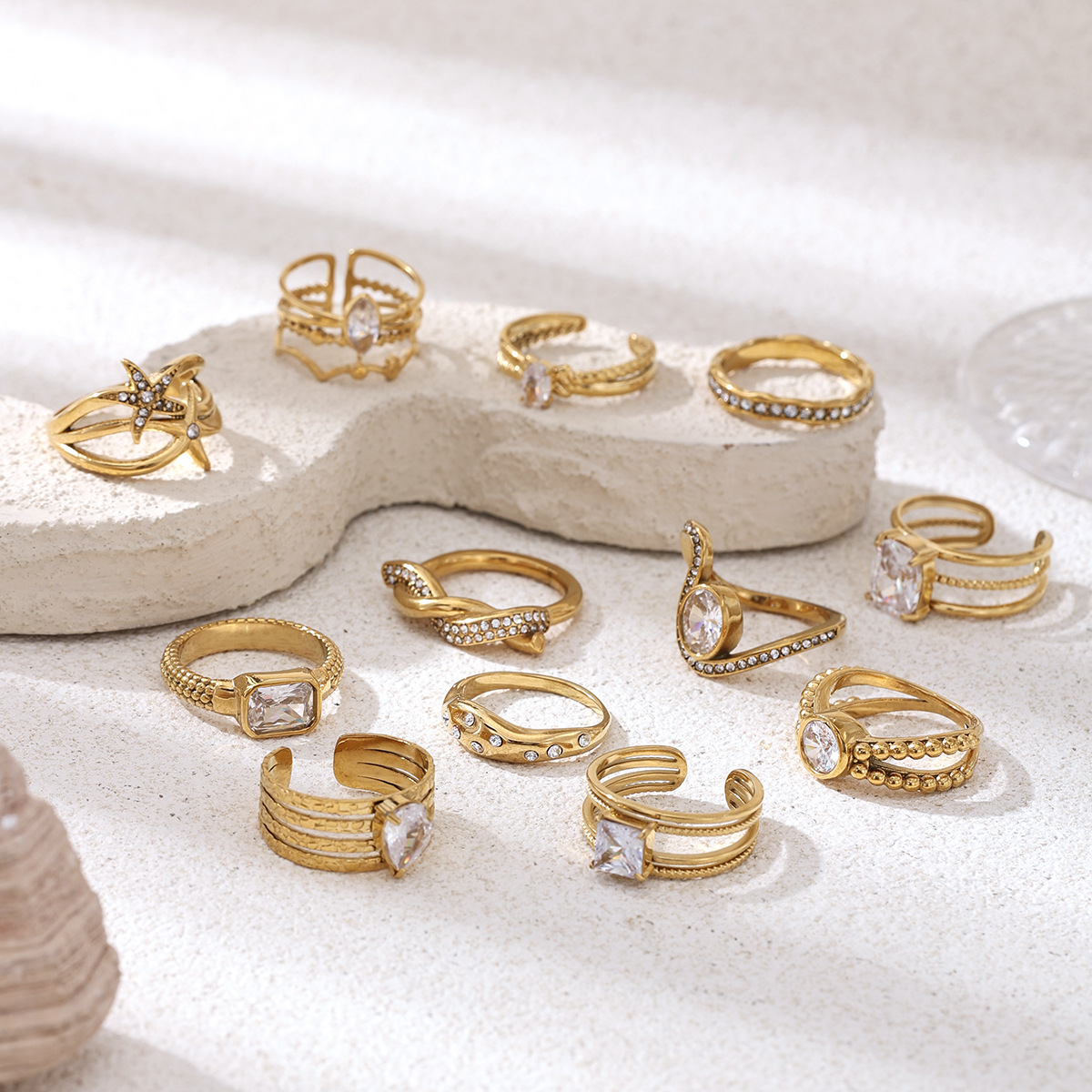Anillo de acero inoxidable de Tayna Europa y América de lujo ligero nicho de moda personalidad anillo de incrustación de zircon blanco para mujeres no se desvanece