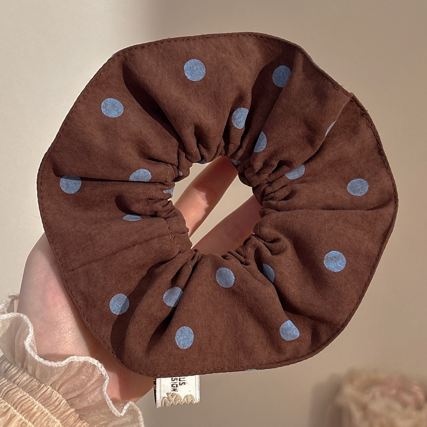 2 ¿ el gran punto de onda azul de fondo marrón tiene un círculo de pelo de doble capa de unos 15 cm.