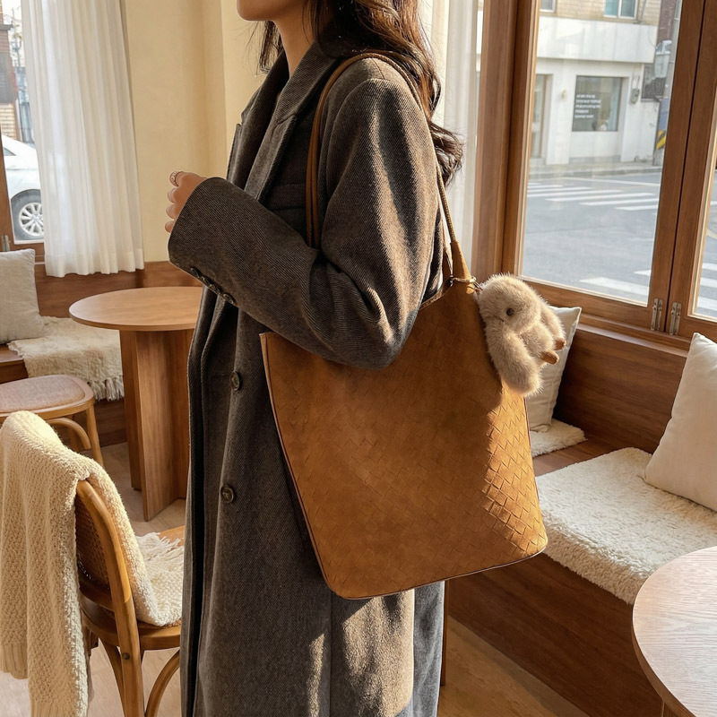 Bolsa de brazo retrógrada para niños y mujeres 2025 otoño y invierno nuevo viaje al trabajo bolsa de cubo de agua de gran capacidad bolsa de hombro tejida