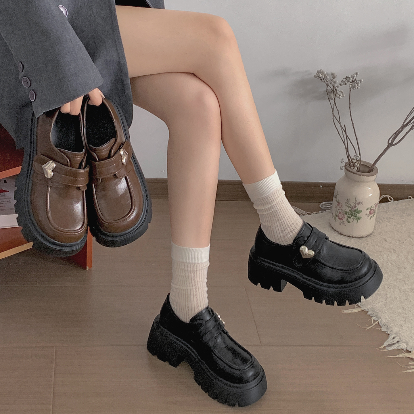 女王范复古英伦风厚底粗跟小皮鞋女2025新款夏季配裙子乐福鞋子