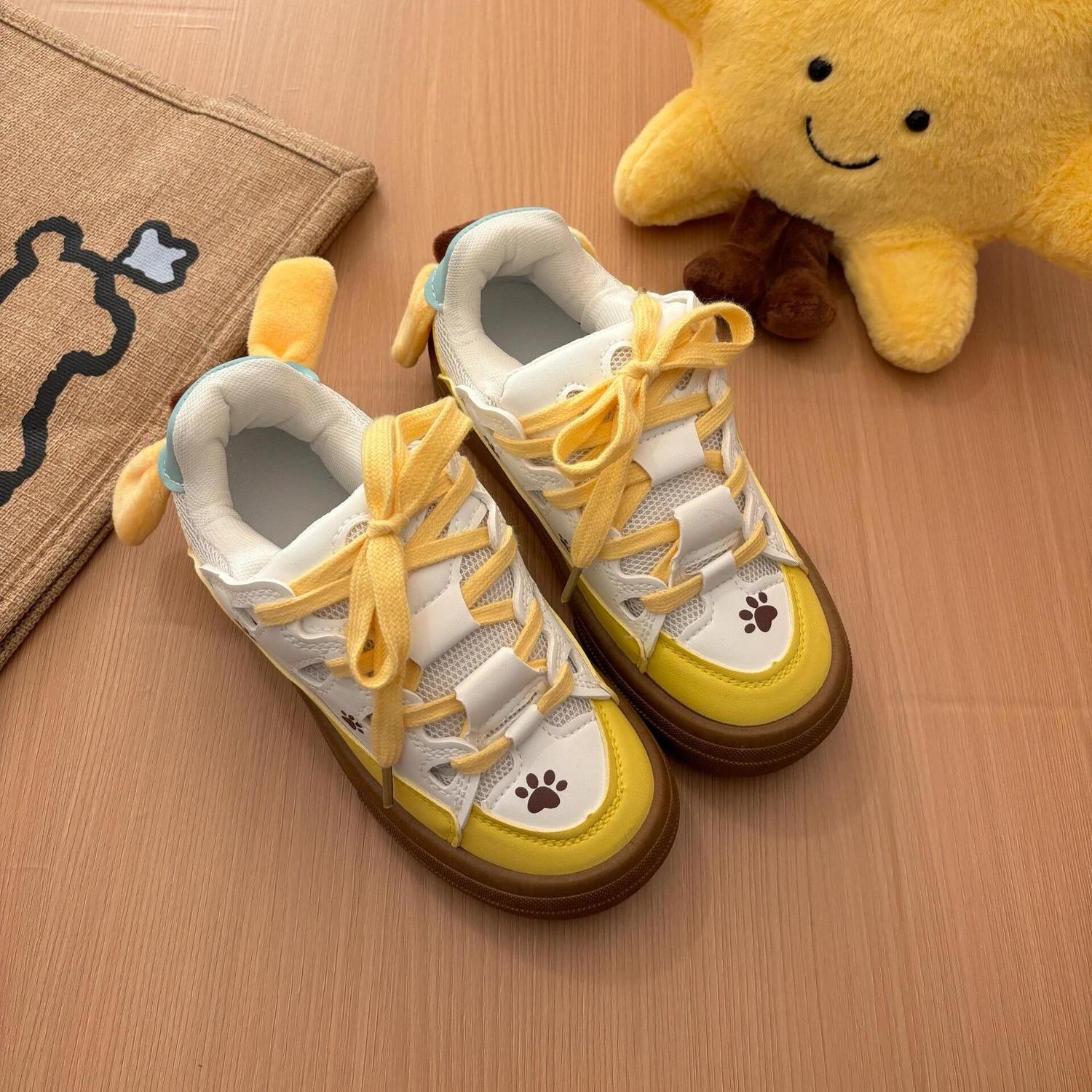 Zapatos casuales amarillos de leche de suela gruesa 2025 nuevo nicho de diseño de perro pudín diseñado para estudiantes zapatos de skate versátiles zapatos de pan para mujeres