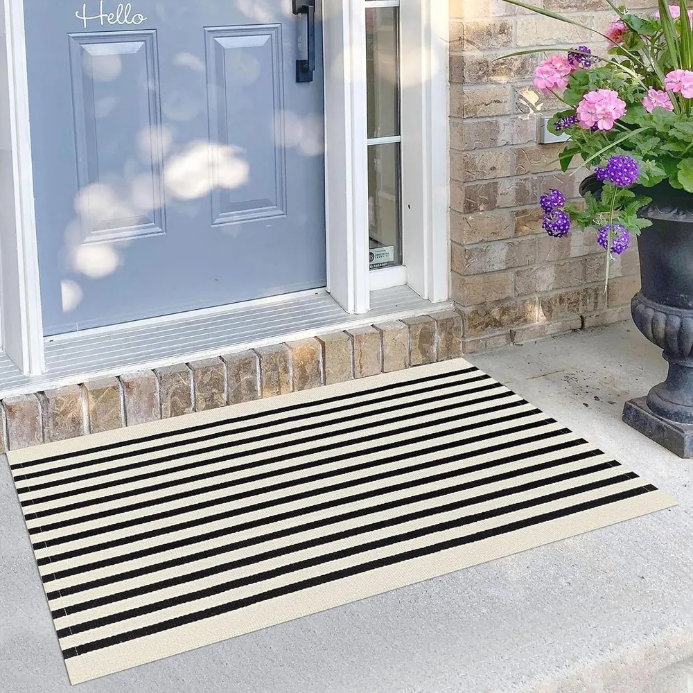 Classic vertical and horizontal striped entrance mat, simple retro design, dirt-resistant and dust-collecting foot mat for home and garden, available for delivery