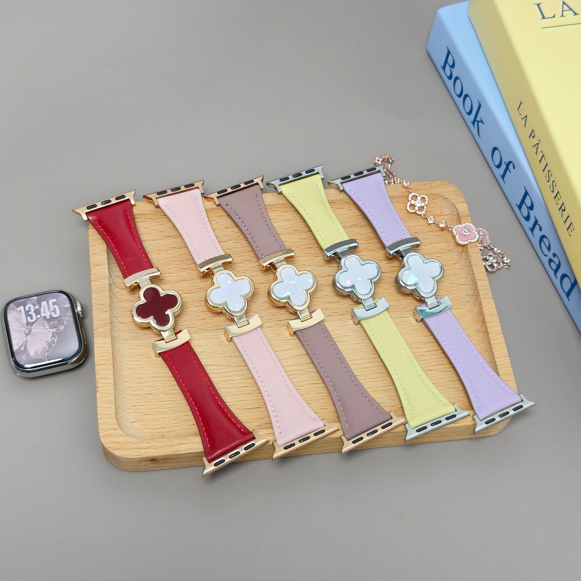 适用苹果手表78910代四叶草磁吸扣卜身真皮表带iWatch S12/11腕带
