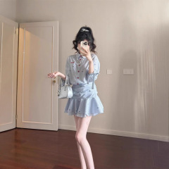 甘くて可愛い小柄な青いストライプのシャツのスカートの女子学生の春の蝶結びのプリントのワンピース
