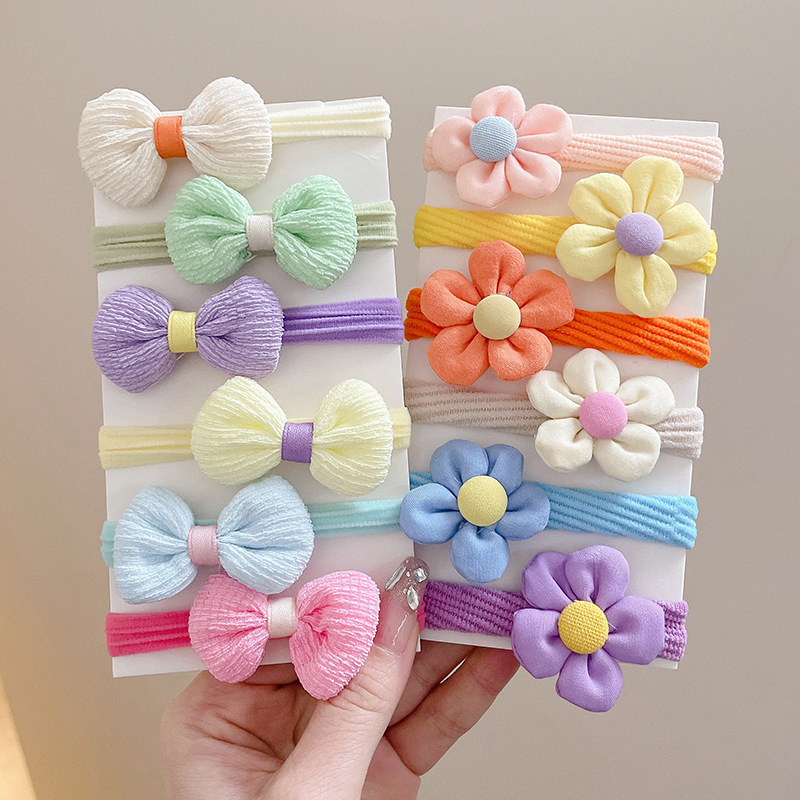 Conjunto de 12 piezas de flores de tela de colores con lazo de color