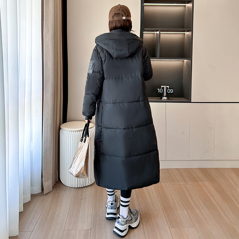 Ropa de algodón de oro negro medio largo 2025, invierno nuevo tipo de ropa de algodón casual, chaqueta de algodón gruesa de rodilla, abrigo suelto.