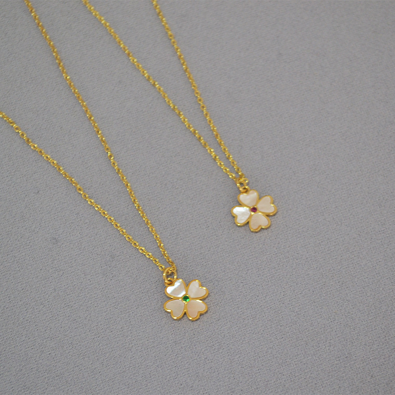 Collana in stile francese con quadrifoglio in perle d'acqua dolce intarsiate con ciondolo in madreperla colorata e catena per clavicola_voghion.com