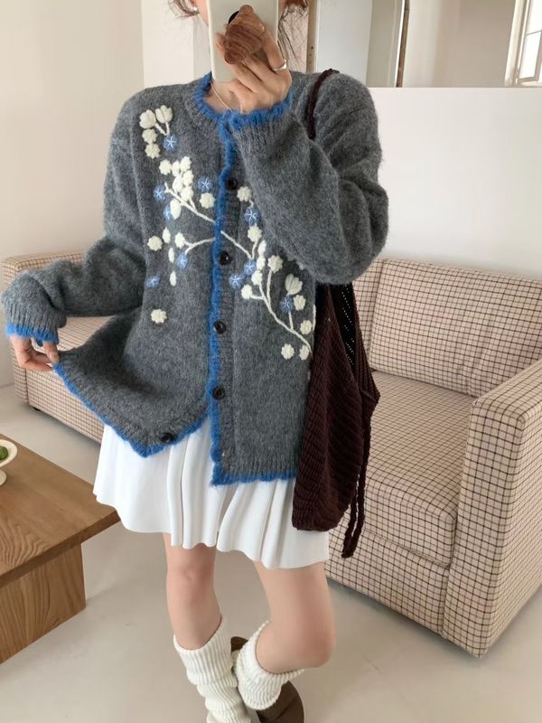 设计感灰色刺绣毛衣外套2025秋季独特超好看撞色镶边宽松针织开衫|undefined