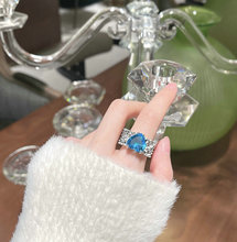 绮丽托帕水蓝爱心宝石戒指 设计师镀18K金公主粉锆石熔化几何戒指
