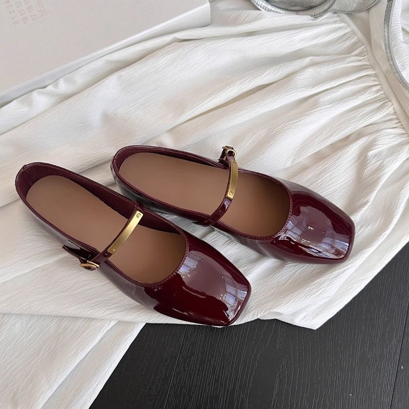 Zapatos franceses superficiales para mujeres 2026 verano nuevo cuero esmalte rojo viento de noche cabeza cuadrada de talón bajo zapatos de cuero plano Mary Jane