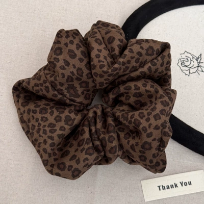 Elegant and Sophisticated Autumn and Winter Saç üçün rezinlər - large-size-brown-leopard-print-hair-tie