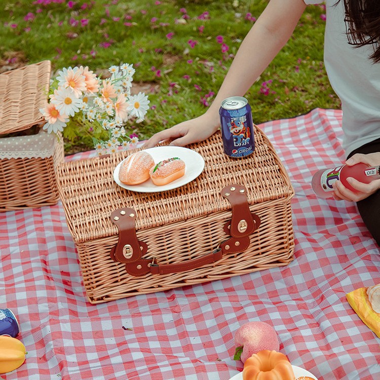 Yiran en stock cesta de almacenamiento de excursión de primavera tipo carro multifuncional caja de comedor al aire libre vajilla de aislamiento con ruedas cesta de picnic de ratán