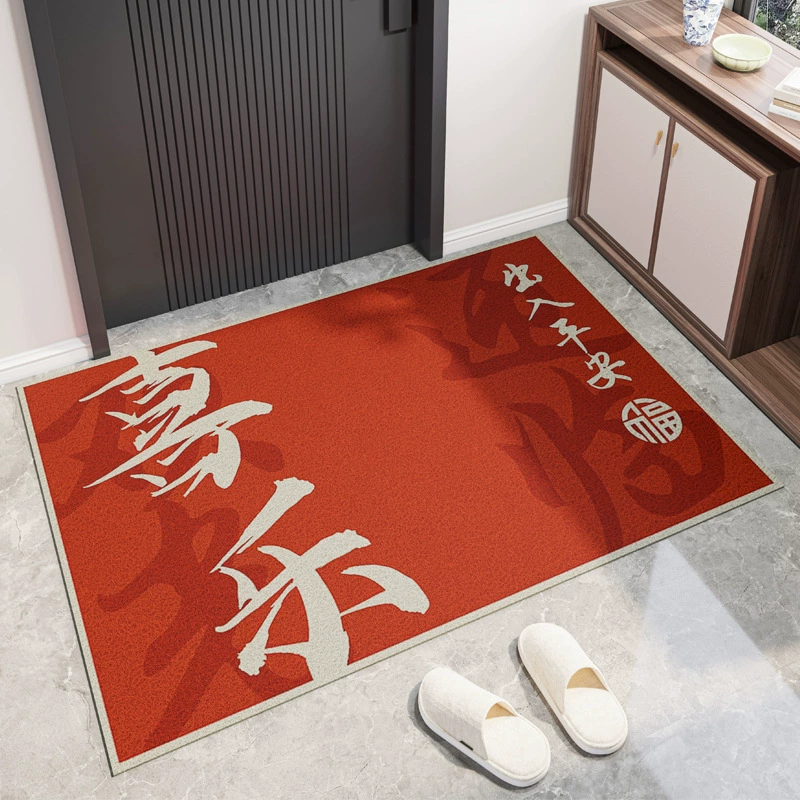 Шелковый коврик входит в дверь и выходит из дома.