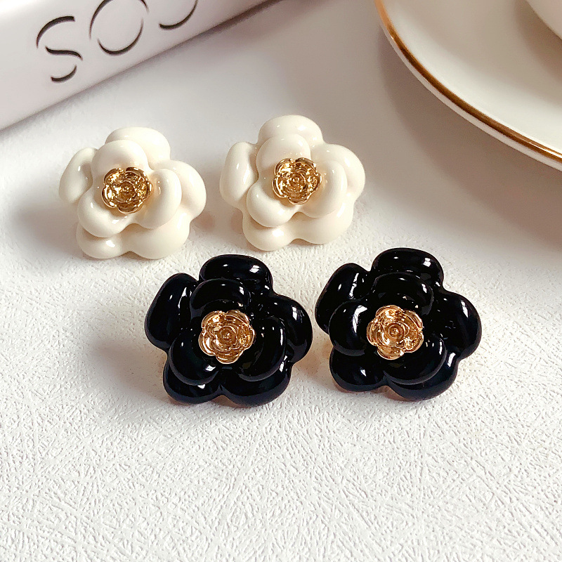 1 Pair Retro Flower Plating Alloy Ear Studs display picture 1
