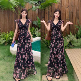 大码V领小飞袖碎花连衣裙女2025夏季法式绝美气质收腰黑色长裙女