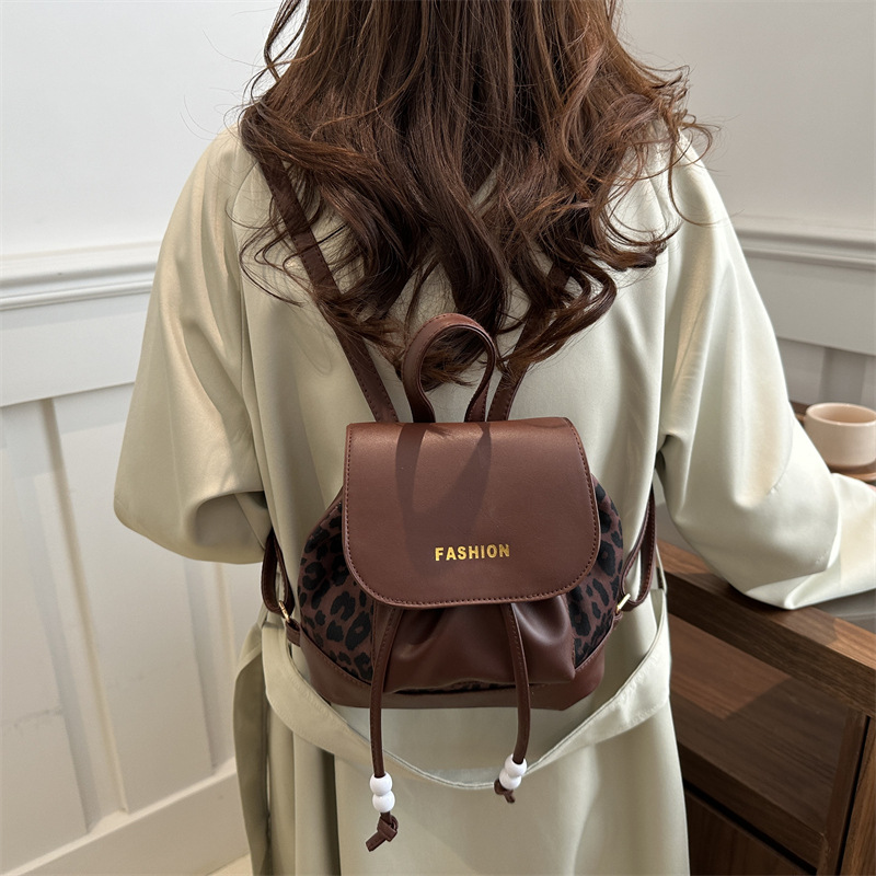 Bolso para mujeres 2024 nueva mochila retro de gran capacidad de moda versátil otoño invierno mochila de aire extranjero popular este año