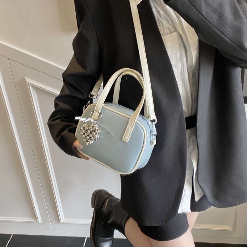 Bolsos populares de este año 2025 primavera nuevo bolso femenino con cuentas de amor bolso de hombro pequeño bolso de mensajero de color de contraste fresco