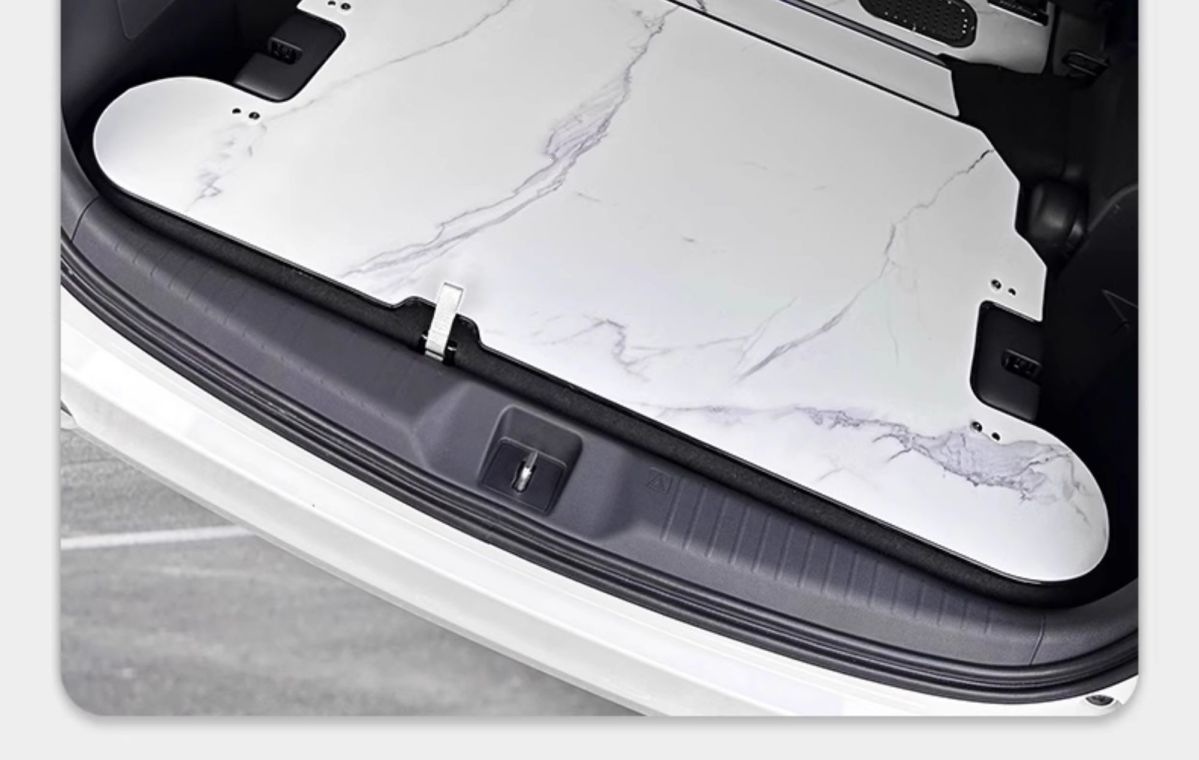 Honda Odyssey Aviation Aluminum Floor Mats Modified into a Full-Surround, Trackless Business Vehicle with Welcome Steps