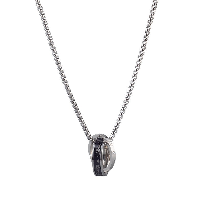 De gama alta de moda versátil suéter Cadena de nicho joyería colgante de los hombres de las mujeres collar de acero de titanio Yiwu Accesorios al por mayor