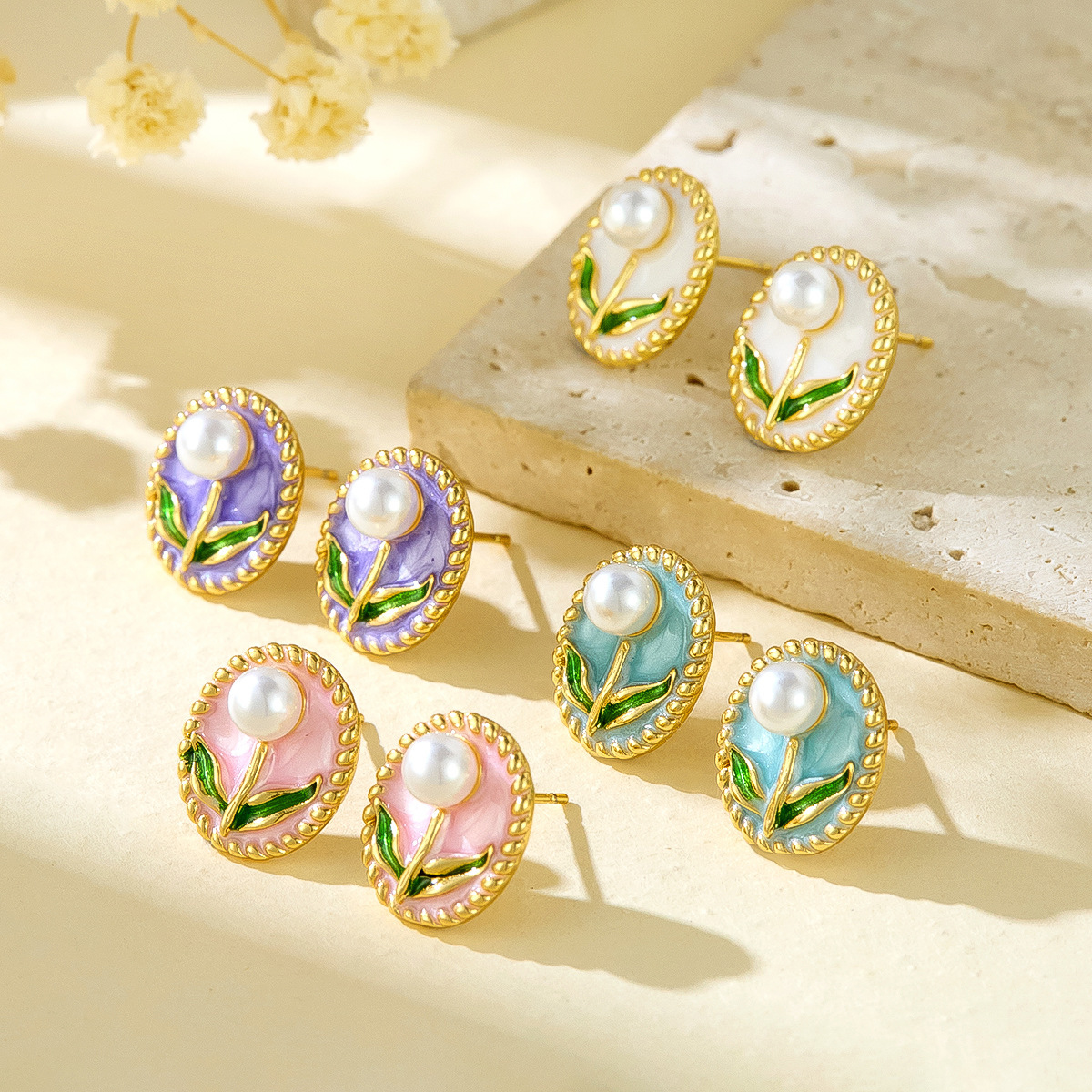 Estilo de palacio retro con incrustaciones de flores de perlas Pintura al óleo Pendientes de la serie de viento Nuevo estilo de lujo ligero Pendientes de sentido avanzado