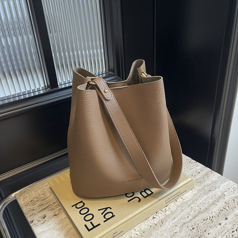 Vintage Fashion Underarm Bucket Bag Women's 2024 New Fashionable All-match Shoulder Bag Niche Simple Casual Bag