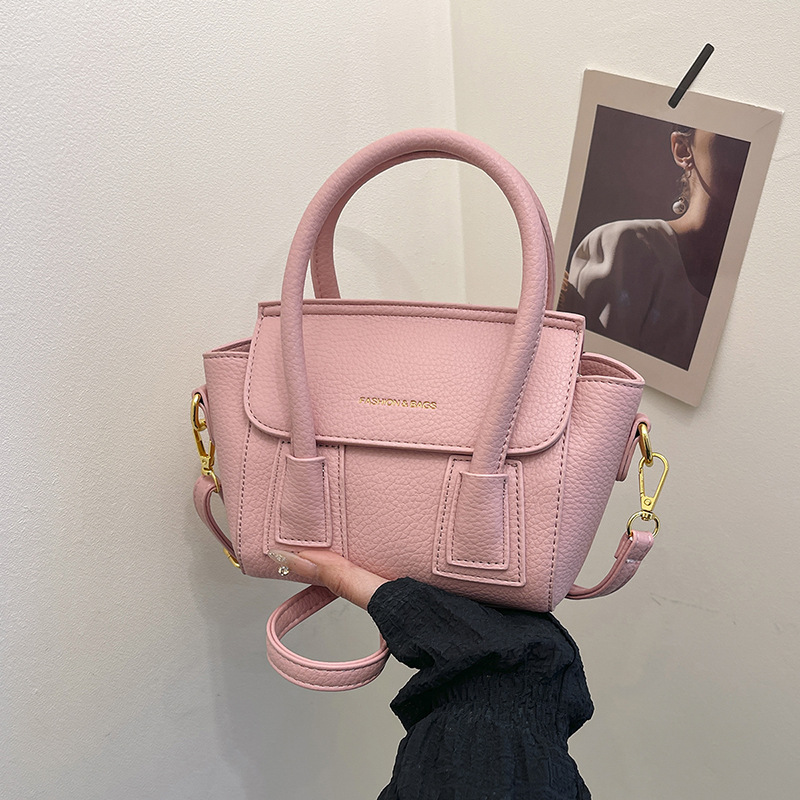 Bolsos populares de este año 2025 primavera nuevo bolso femenino casual patrón de lichi bolso de hombro letra todo fósforo bolso de mensajero