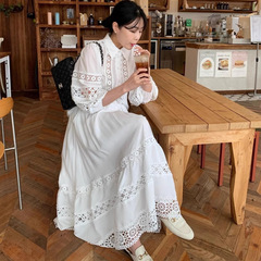 春のフランス式のレトロな重工業の透かし彫りのレースの灯籠の袖のシャツの高い腰のひもの半身のスカートのファッションのスーツの女性