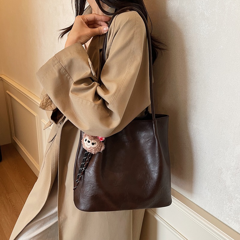 Bolsas de cubo de moda retro transfronterizas mujeres otoño / invierno 2025, nuevas bolsas de moda, bolsas de brazo, bolsas de hombro de viaje coreanas