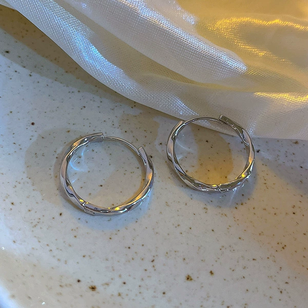 Twisted plain hoop earrings silver