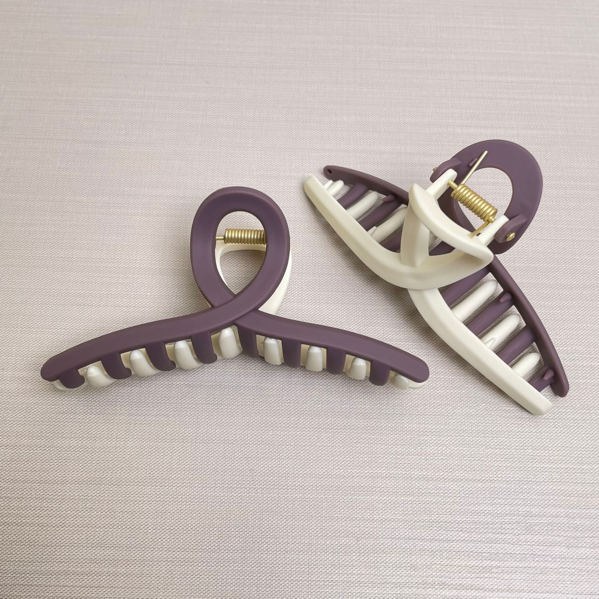 Oufeile superficie de dos colores AB textura esmerilada agarre cuchara trasera femenina alta Cola de Caballo tiburón clip accesorios para el cabello horquilla al por mayor