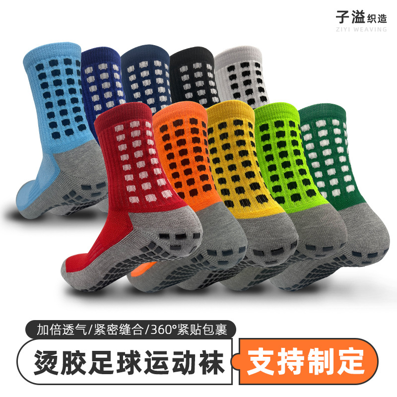 Venta al por mayor de fábrica de pegamento caliente calcetines deportivos de fútbol transpirable calcetines de baloncesto de alta competencia de entrenamiento de hombres a media pierna