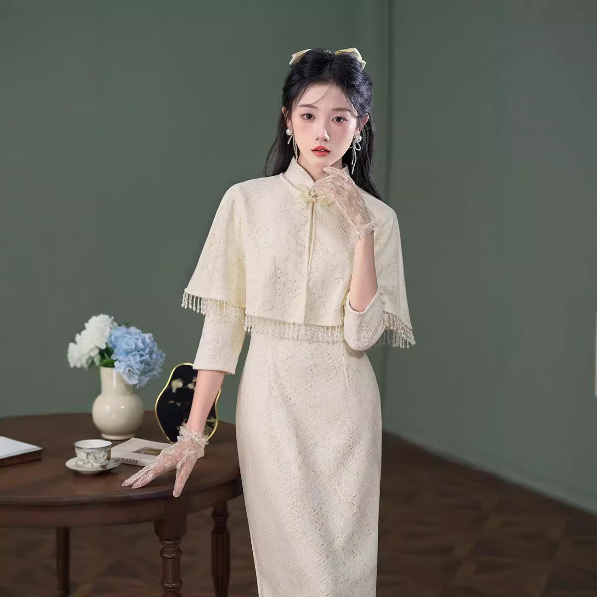 2024年秋新款女装改良文艺复古新中式日常修身长款旗蕾丝白两件套