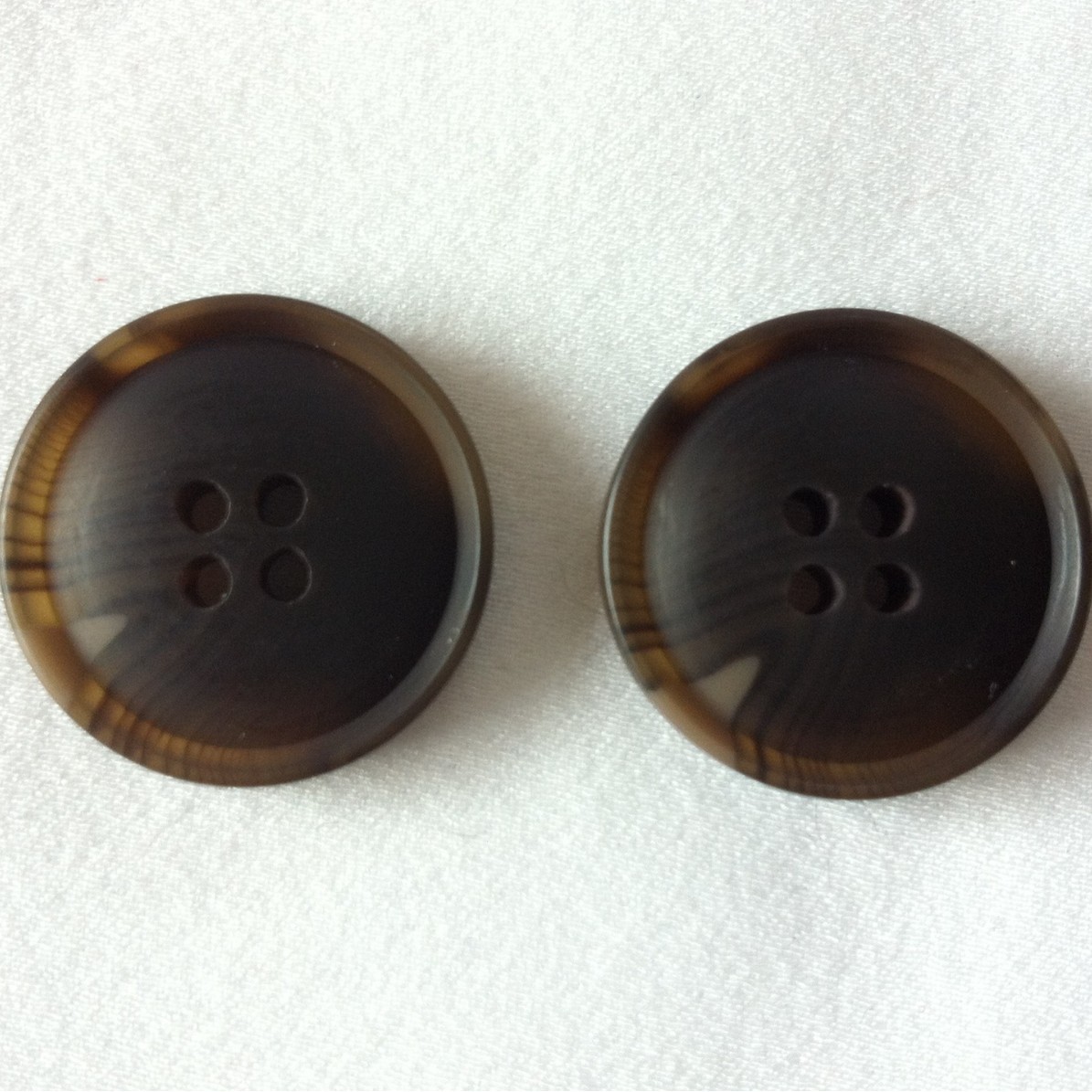 供应20mm咖啡色细边棒花花纹树脂纽扣 西装呢大衣纽扣