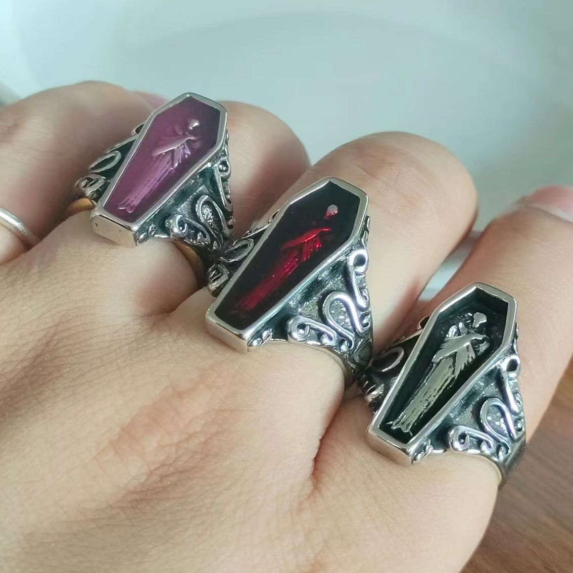 Anello da donna alla moda in stile europeo e americano INS, gotico, da vampiro, in resina, a forma di bara, in lega, gioielli vintage punk all'ingrosso_voghion.com