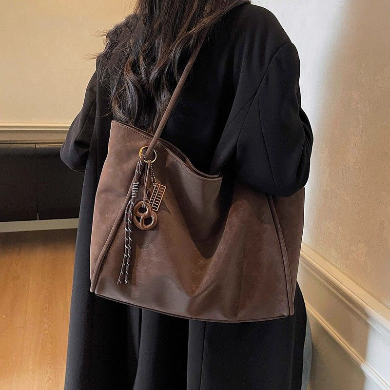 2025 nuevo nicho de diseño de bolsas de gran capacidad de gamuz de moda de lujo ligero para viajeros versátiles nuevos bolsos de hombro