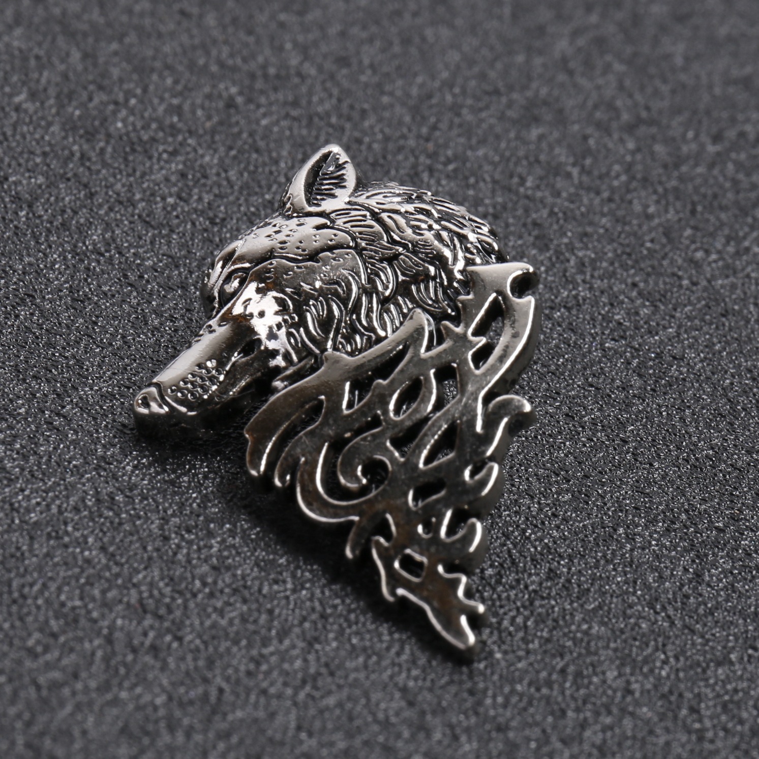 오래 된 실버 늑대 머리