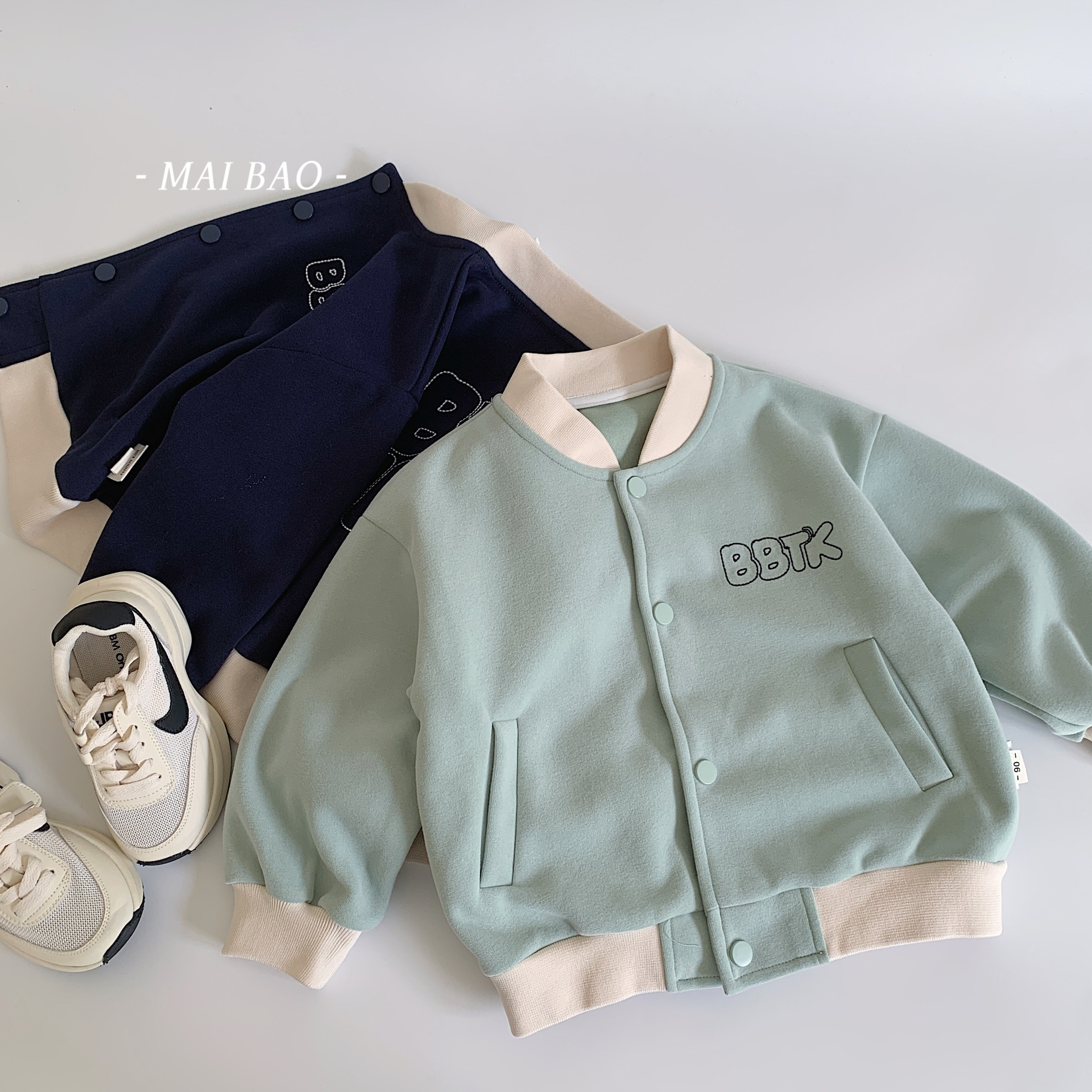 Mai Bao abrigo infantil 2025 ropa de primavera nueva ropa de niños niños letras bordadas cardigans para niños y niñas vestidos con estilo exterior