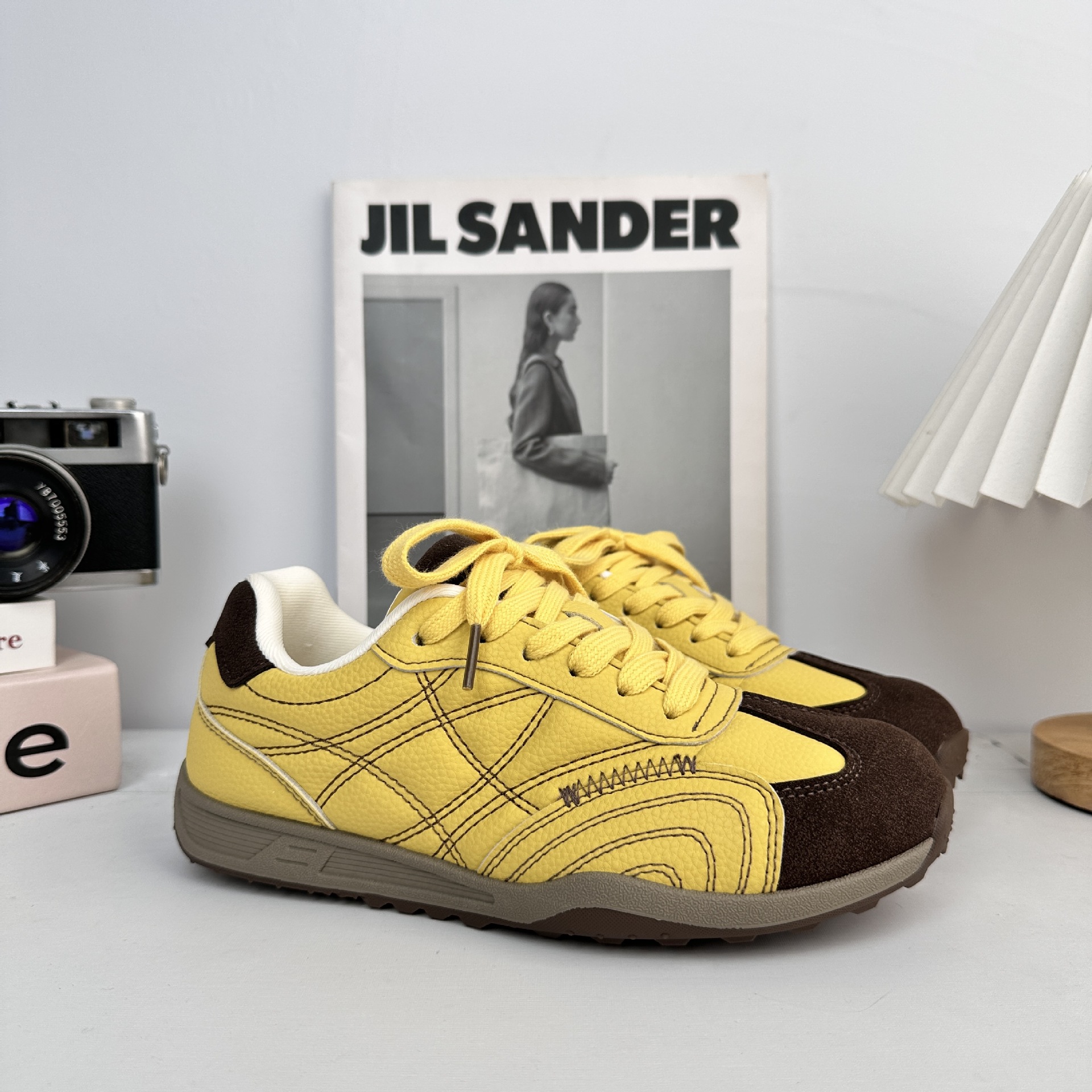 Zapatos de entrenamiento para niños y niñas Yuanbo 2025 otoño nuevo diseño de nicho de diseño universal para estudiantes zapatos casuales pequeños blancos