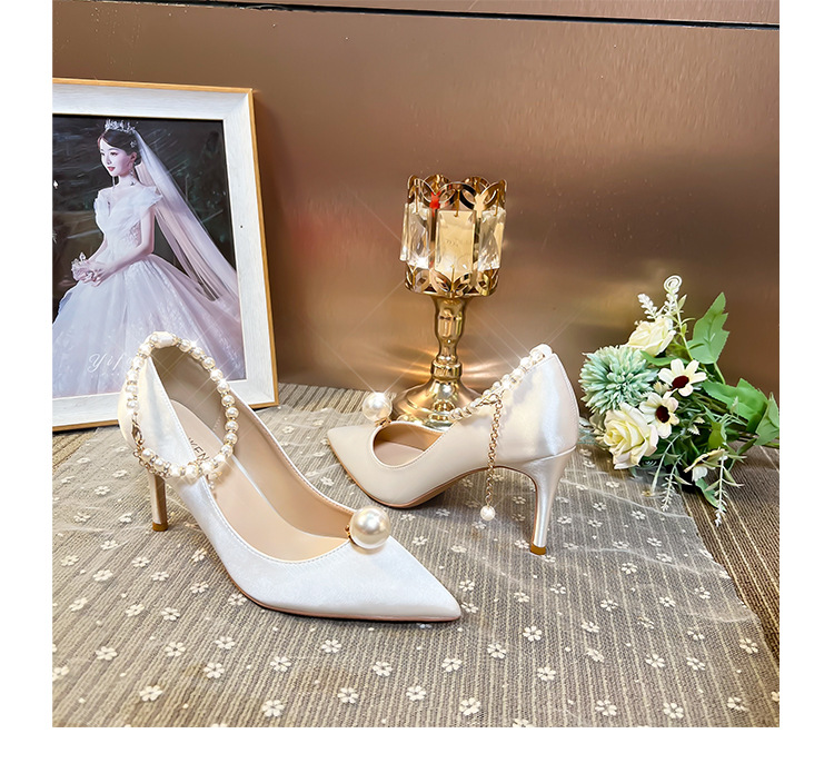 White spring wedding shoes, high heels for bride, 2022 collection, trend of season, can be worn in two ways