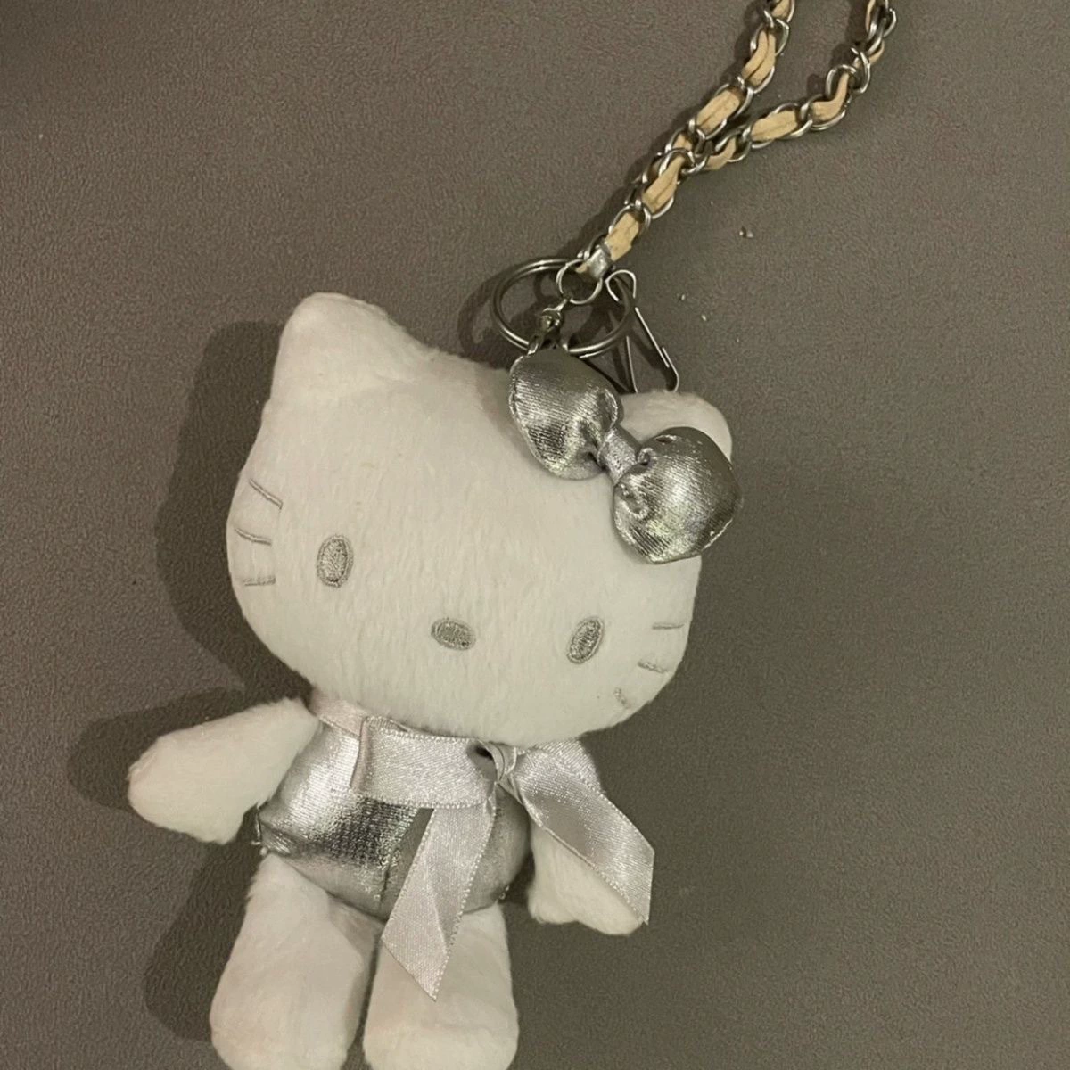 Брелок-подвеска Hello Kitty плюшевый, универсальный, маленький 2,8×2,2 см с металлическим карабином