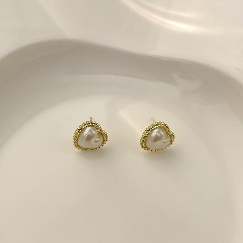 Ingresos franceses de perlas de moda femenina simple pendientes rojos ligeros de lujo versátiles pendientes de nicho de alta calidad