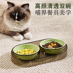 猫の碗の双碗のプラスチックのキャンディー色の猫の食べ物のたらいの猫は食事して水の斜めな口を飲んで頚椎を保護してペットの碗をひっくり返すことを防ぎます。
