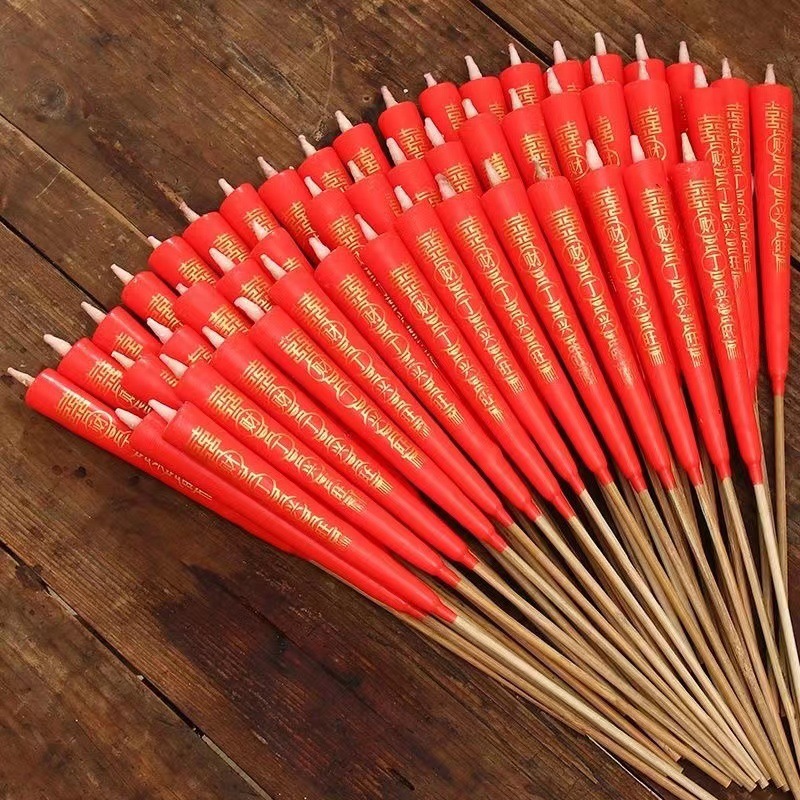 Velas de pies rojos de Chaoshan ofrecen velas de palo de bambú de Buda en el Festival de Qingming para ofrecer a Bodhisattva