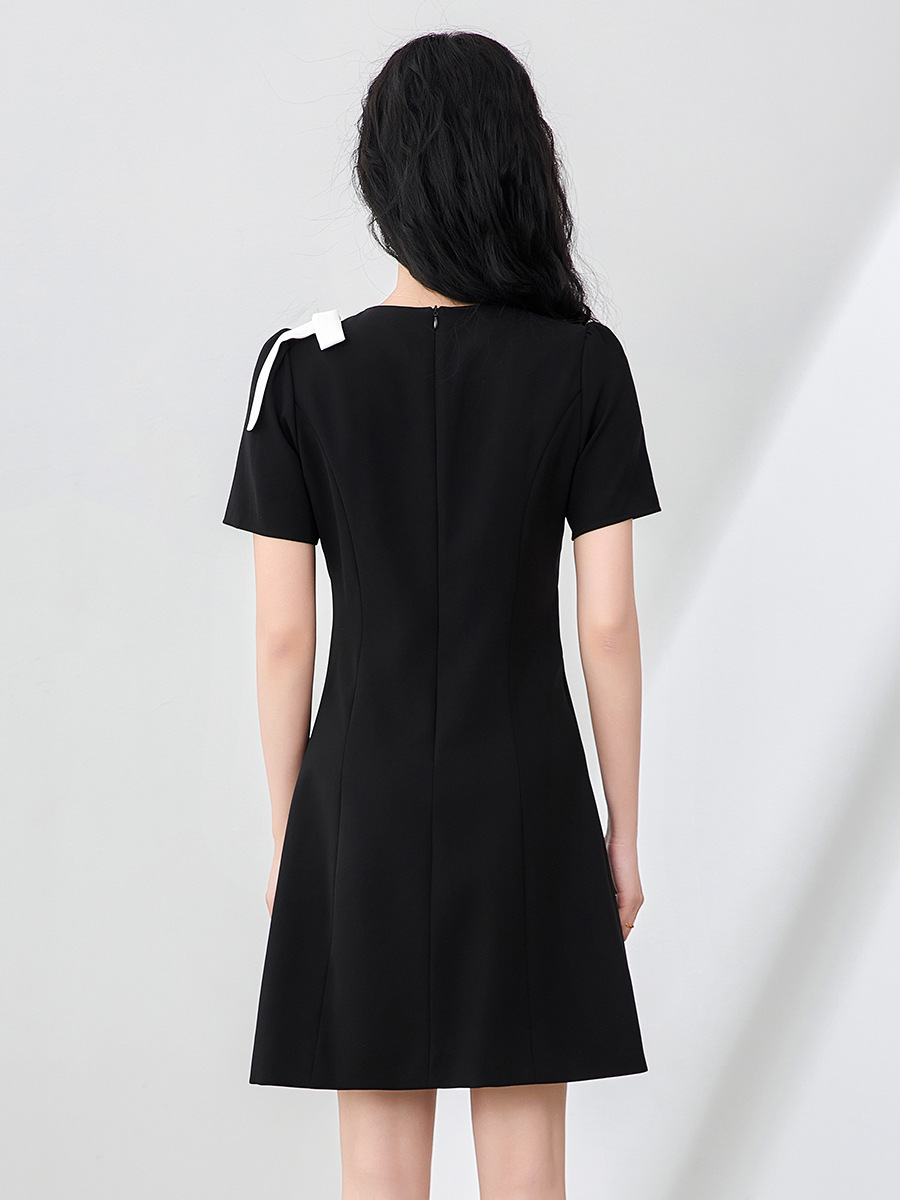 Đầm maxi nữ thắt eo xếp ly bướm phối màu tương phản — Màu đen