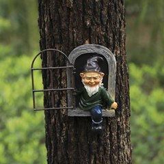 国境を越えた新型の窓に登る白ひげの小人の樹脂工芸品は花園の漫画の彫像の装飾品を並べます。