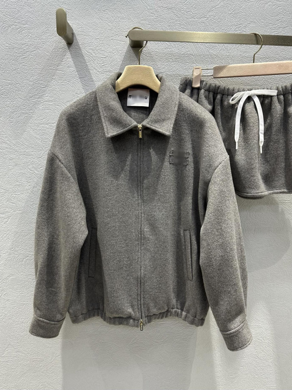 2025年秋冬Miu*新品灰色翻领羊毛呢长袖外套搭配松紧腰短半裙套装|undefined