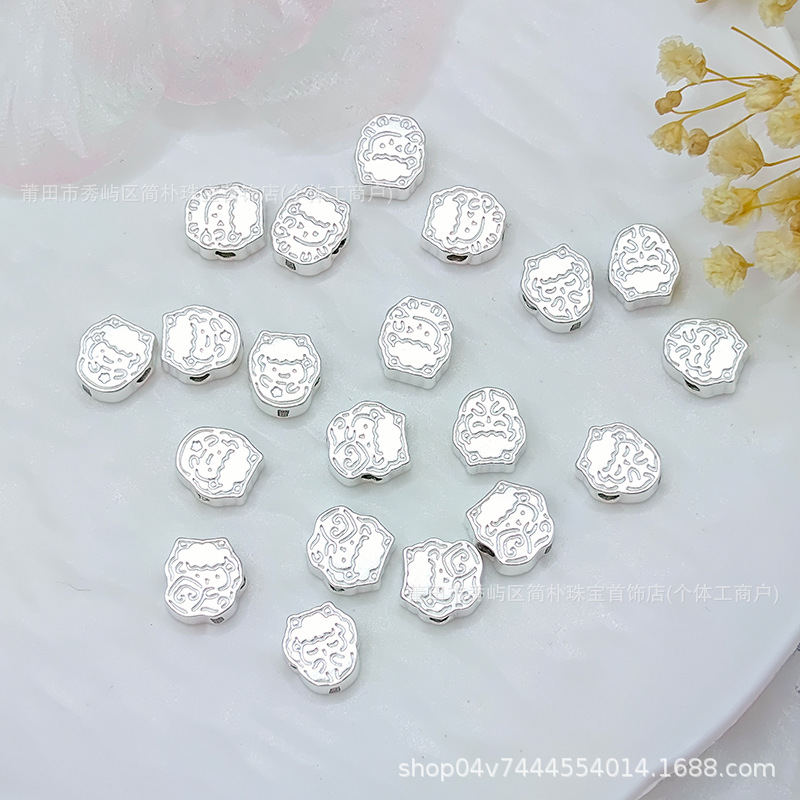 999 pure silver cartoon-style simple drawing of a little sheep, used as a charm bead or spacer bead for handmade DIY braided bracelets, pure silver sheep zodiac accessory
