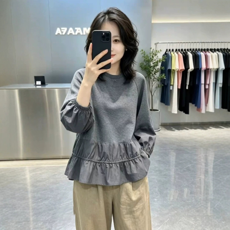 This uniquely beautiful round-neck long-sleeve sweatshirt is perfect for women in autumn. It’s available in plus sizes and has a loose, relaxed fit that makes you look slimmer