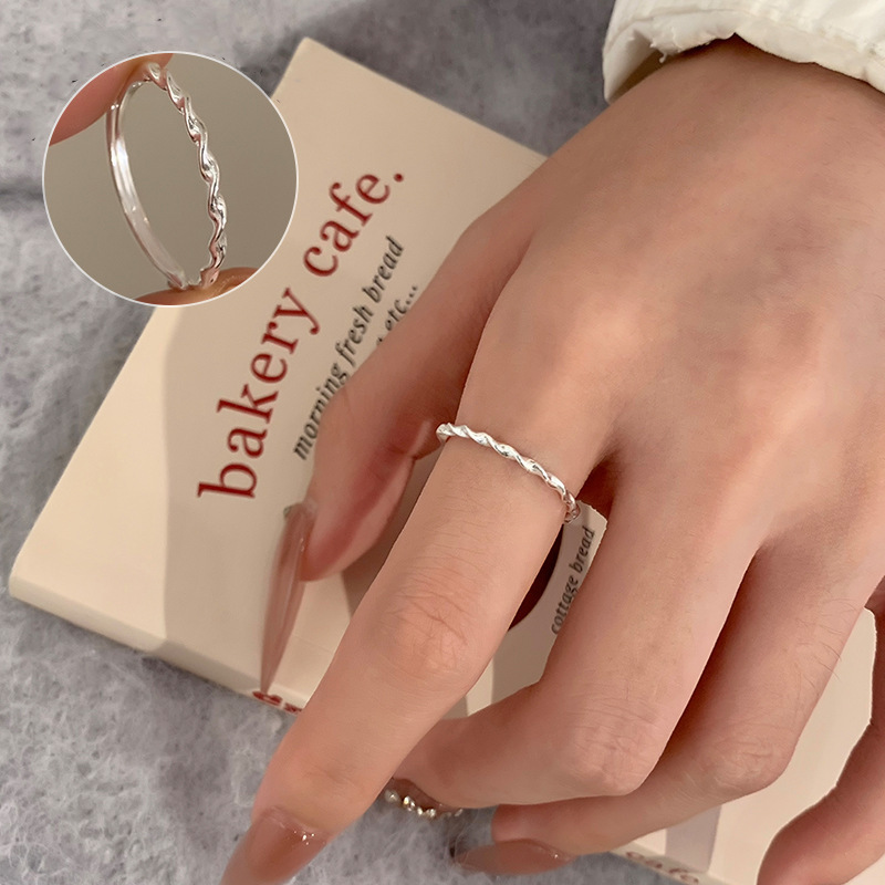 Minimalist Iris Flower Ring In 925 Sterling Silver For Women_voghion.com